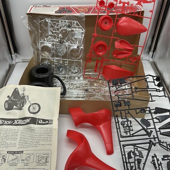 Evil Iron Knight Rider Chopper Trike Vintage 1/8 Scale Revell Model Motorcycle - Picture 2 of 7